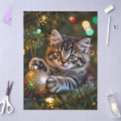 クリスマスツリーの上の小さな子猫 薄葉紙 (クラフト)