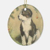 クリスマスツリーの下でヴィンテージクリスマス、かわいい子犬 セラミックオーナメント (左)