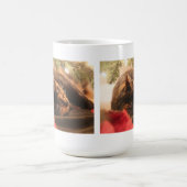 クリスマスツリーの下で寝るかわいい三毛猫 コーヒーマグカップ (中央)