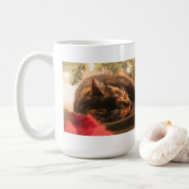 クリスマスツリーの下で寝るかわいい三毛猫 コーヒーマグカップ