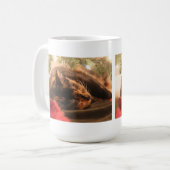 クリスマスツリーの下で寝るかわいい三毛猫 コーヒーマグカップ (正面左)