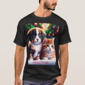 クリスマスツリーの下にかわいい子犬と猫 Tシャツ (正面)
