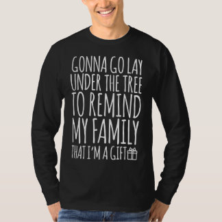 クリスマスツリーの下に寝そべって家族にギフトだと思い出してほしい Tシャツ