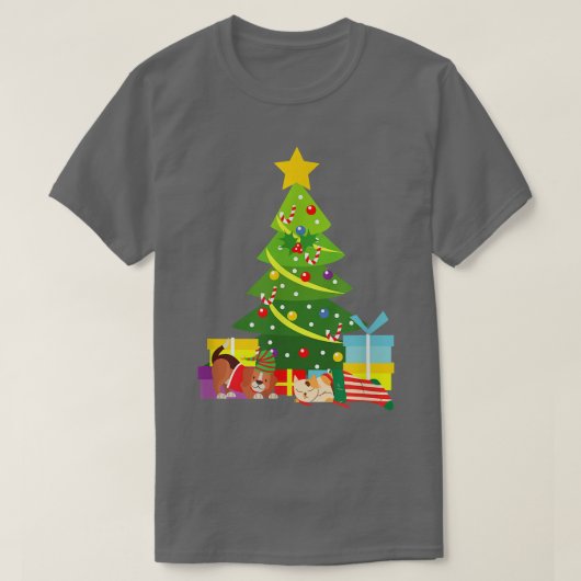 クリスマスツリーの下のクリスマス猫と犬 Tシャツ (デザイン正面)