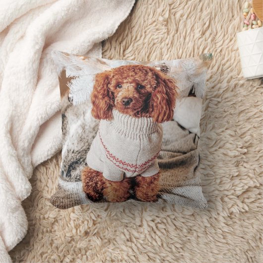 クリスマスツリーの下のセーターを着た赤いプードル クッション (ブランケット)