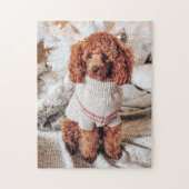 クリスマスツリーの下のセーターを着た赤いプードル ジグソーパズル (縦)
