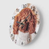 クリスマスツリーの下のセーターを着た赤いプードル ラージ壁時計 (傾斜)