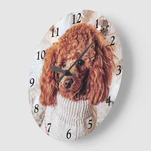クリスマスツリーの下のセーターを着た赤いプードル ラージ壁時計 (傾斜)