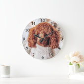 クリスマスツリーの下のセーターを着た赤いプードル ラージ壁時計 (ホーム)