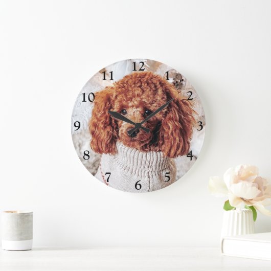 クリスマスツリーの下のセーターを着た赤いプードル ラージ壁時計 (ホーム)