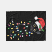 クリスマスツリーの光に照らされたサンタ黒猫 フリースブランケット (正面(横))