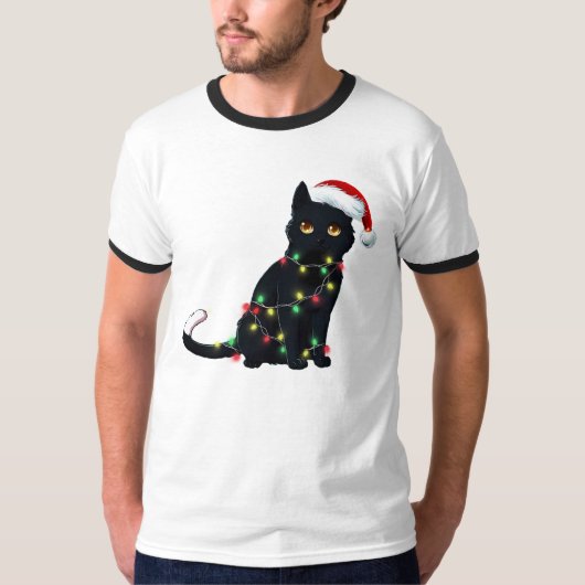 クリスマスツリーの光に照らされたサンタ黒猫 Tシャツ (正面)