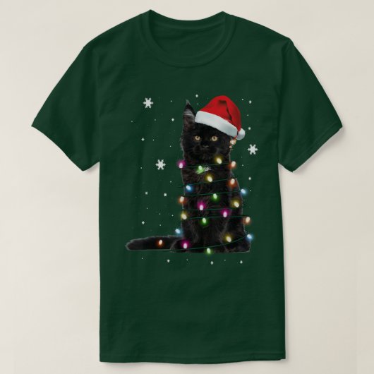 クリスマスツリーの光に照らされたサンタ黒猫 Tシャツ (デザイン正面)