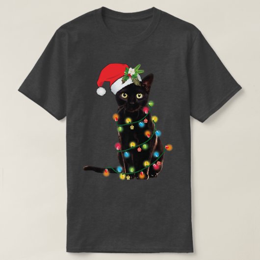 クリスマスツリーの光に照らされたサンタ黒猫 Tシャツ (デザイン正面)