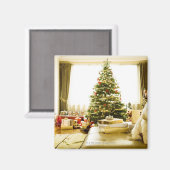 クリスマスツリーの前でポーズをとる犬 マグネット (正面/裏面)