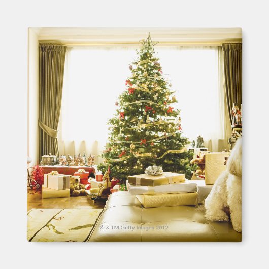 クリスマスツリーの前でポーズをとる犬 マグネット (正面)