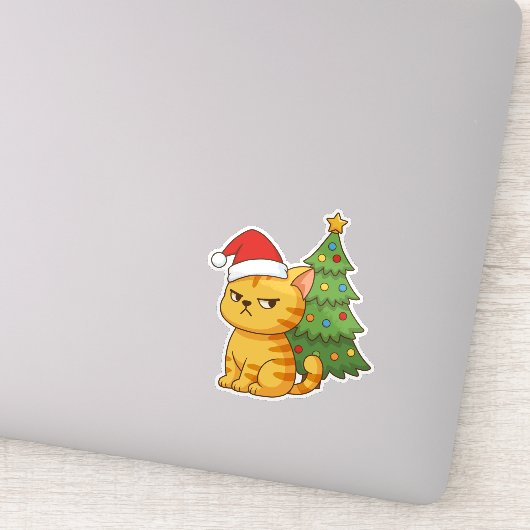 クリスマスツリーの前の怒ったオレンジタビー猫 赤い帽子 シール (詳細)