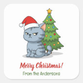 クリスマスツリーの前の怒ったグレー+タビー猫 赤い帽子 スクエアシール (正面)