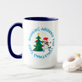 クリスマスツリーの周りでダビングするユニコーン  クリスマスのユーモア マグカップ