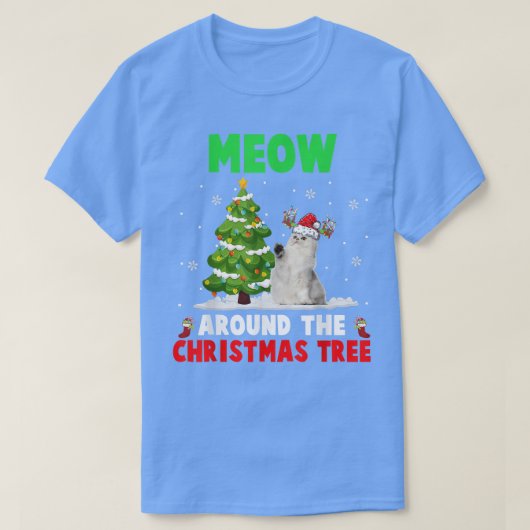 クリスマスツリーの周りでニャーニャー サンタとトナカイの猫 Tシャツ (デザイン正面)