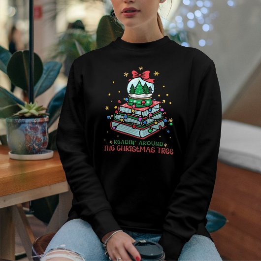 クリスマスツリーの周りで本を読む冬の楽しみ スウェットシャツ