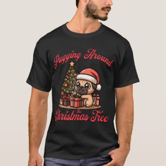 クリスマスツリーの周りで遊ぶパグ 可愛いクリスマスパグ Tシャツ