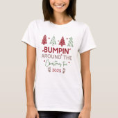 クリスマスツリーの周りを突っ走る Bumpin' Around the Christmas Tree Tシャツ (正面)
