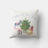 クリスマスツリーの外で冷たい男の子の赤ちゃんシャワー クッション (裏面)