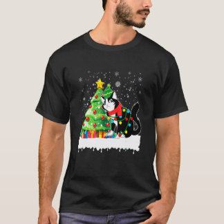 クリスマスツリーの帽子をかぶったサンタクロースの猫 Tシャツ