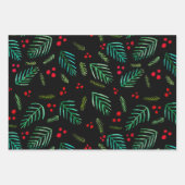 クリスマスツリーの枝と果実 – 暗い ラッピングペーパーシート (正面2)