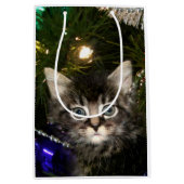 クリスマスツリーの虎猫の子ネコ ミディアムペーパーバッグ (正面)