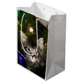 クリスマスツリーの虎猫の子ネコ ミディアムペーパーバッグ (裏面アングル)