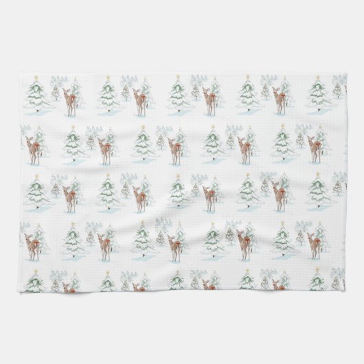 クリスマスツリーの雪の多い森に咲くアカノシカ キッチンタオル (横)