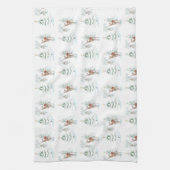 クリスマスツリーの雪の多い森に咲くアカノシカ キッチンタオル (縦)