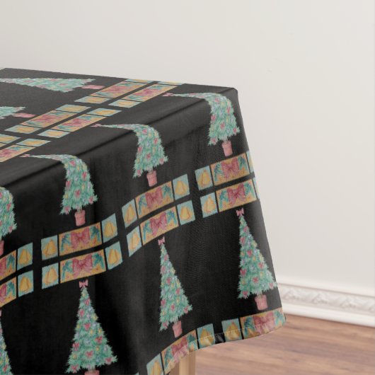 クリスマスツリーの飾り付けに赤い鐘を黒く飾る テーブルクロス (インサイチュ)