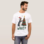 クリスマスツリーを倒す猫 Xmas 面白いネコ Tシャツ (正面フル)