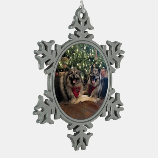 クリスマスツリーを持つKeeshond スノーフレークピューターオーナメント (左)