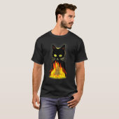 クリスマスツリーを燃やす黒猫の面白い抗クリ Tシャツ (正面フル)
