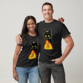 クリスマスツリーを燃やす黒猫の面白い抗クリ Tシャツ (ユニセックス)