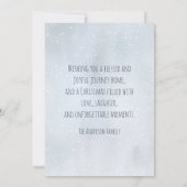 クリスマスツリーを積んだヴィンテージの青いトラック シーズンカード (裏面)