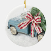 クリスマスツリーを運ぶ青いおもちゃのトラック セラミックオーナメント (裏面)