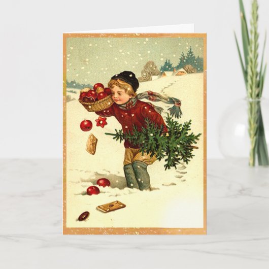 クリスマスツリーを運んでいるかわいいヴィンテージのビクトリアンな男の子 シーズンカード (正面)