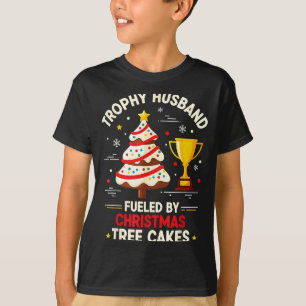クリスマスツリーケーキに支えられたレトロな夫のトロフィー Tシャツ