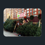 クリスマスツリースタンドアッパーウエストサイドニューヨーク マグネット<br><div class="desc">アッパー・ウエスト・サイドにオリジナルの木が並ぶクリスマスカラー写真が展示されている。ニューヨーク市マンハッタンで撮影。他にもNYCや自然の写真が多く出店している。あなたは何を探しているか正確に分からない？連絡お前の為に製品をカスタマイズ持って！</div>