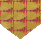 クリスマスツリーステンシルレッドオン金ゴールド テーブルクロス (アングル)