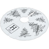 クリスマスツリーブラック&ホワイトホリデーモノグラム ブラッシュドポリエステルツリースカート (アングル)