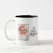 クリスマスツリーベビーの初めてのクリスマス写真 ツートーンマグカップ (左)