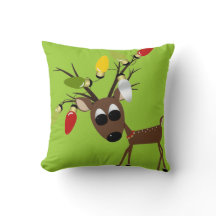 クリスマスツリーライトを持つトナカイ