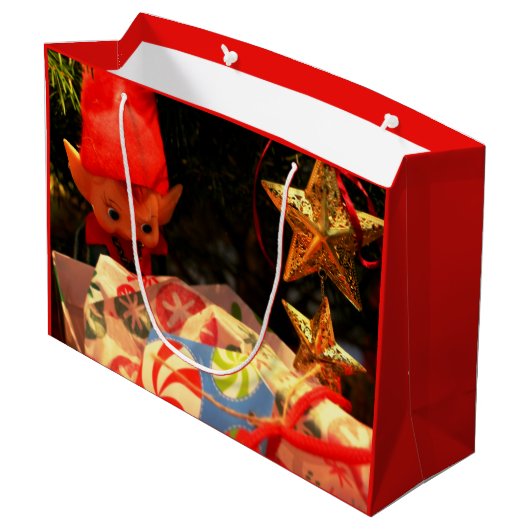 クリスマスツリー小妖精や小人の下のクリスマス抱き枕 ラージペーパーバッグ (裏面アングル)