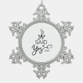 クリスマスツリー彼女はYesと言った婚約した スノーフレークピューターオーナメント (正面)